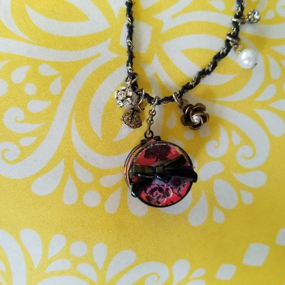 👒Betsey SUN HAT BOX Vintage Floral MIAMI CHIC Charm Necklace - GPC - Picture 9 of 14